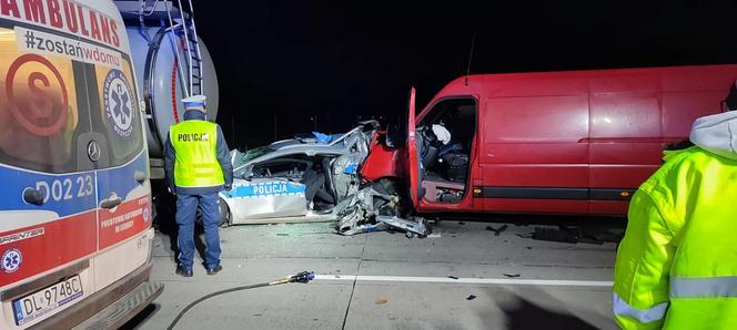 Policyjny radiowóz wbił się w cysternę. Wcześniej uderzył w niego bus