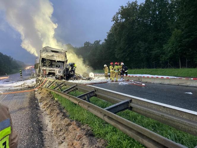Mężczyzna spłonął w samochodzie na A4 w kierunku Opola! Droga całkowicie zablokowana [ZDJĘCIA]