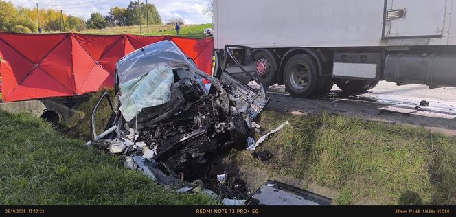 Osobówka zmiażdżona przez tira. W środku zakleszczony 40-latek. Nie udało sięgo ocalić