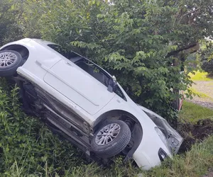 Osobówka z trójką pasażerów nie zmieściła się na wąskiej drodze. Wylądowała w rowie