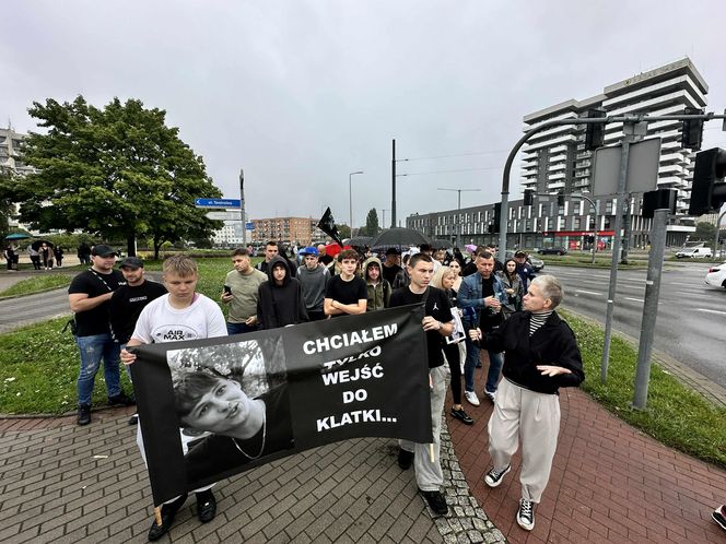 Setki osób upamiętniły Oliwiera. 20-latek zmarł po interwencji policji. "Zabili go jak zwierzę"