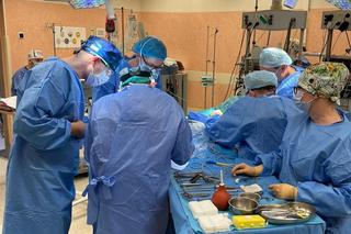 Operacja pacjentki z nowotworem oczodołu