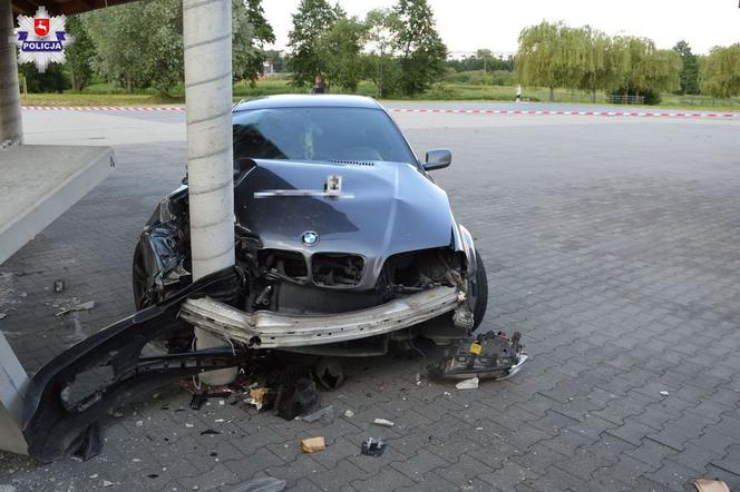 Tak skończył się drift BMW po placu targowym w Biłgoraju