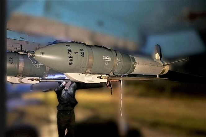 Su-34 uzbrojony w bomby FAB-500 z modułem UMPK-PD