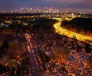 Tysiące zniczy rozświetliło polskie cmentarze. Niezwykły widok po zmroku