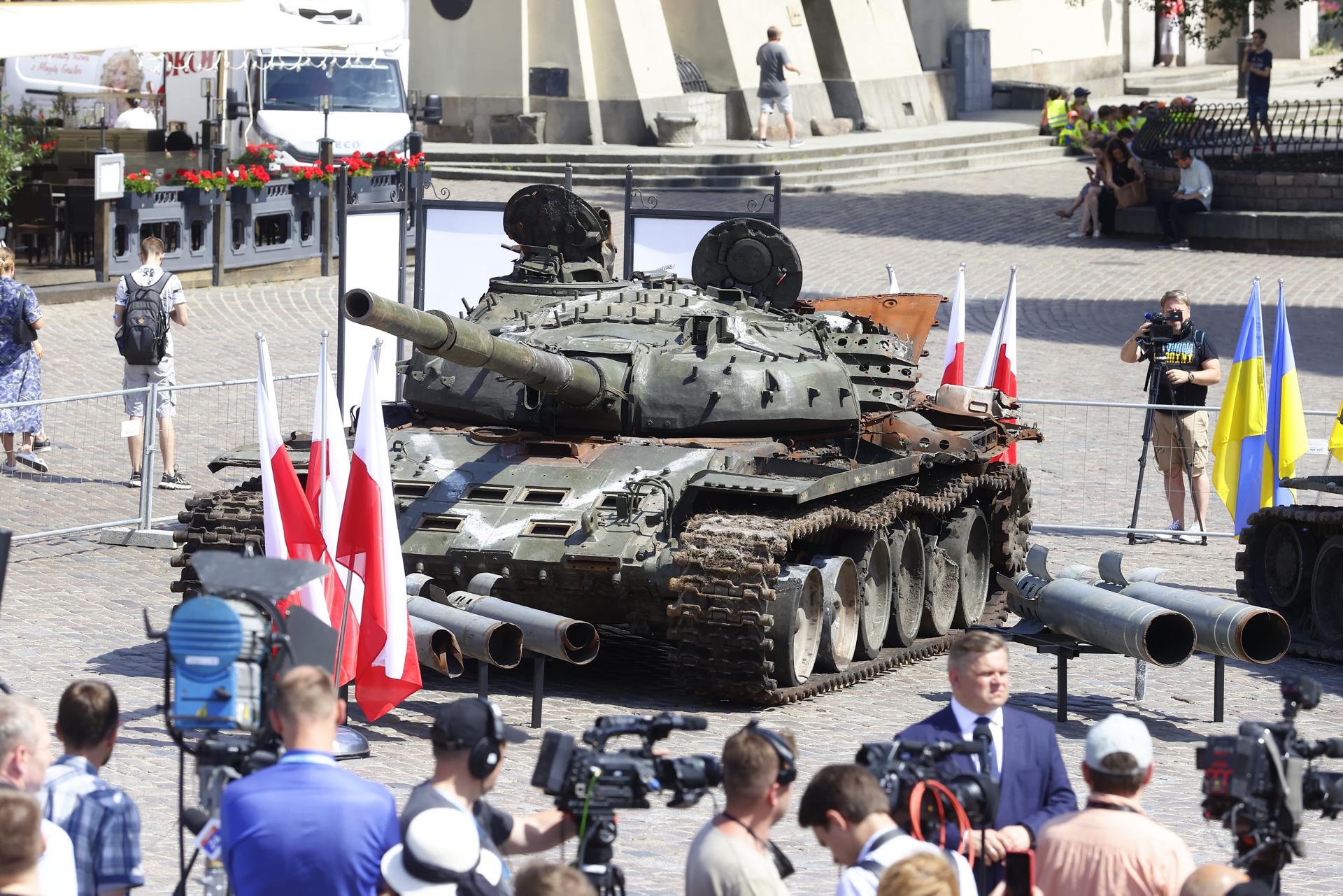 Rosyjskie czołgi w Warszawie! Pancerne bestie straszą na Placu Zamkowym