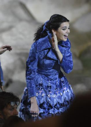 Kendall Jenner - pokaz mody Rzym, fontanna di Trevi, lipiec 2016