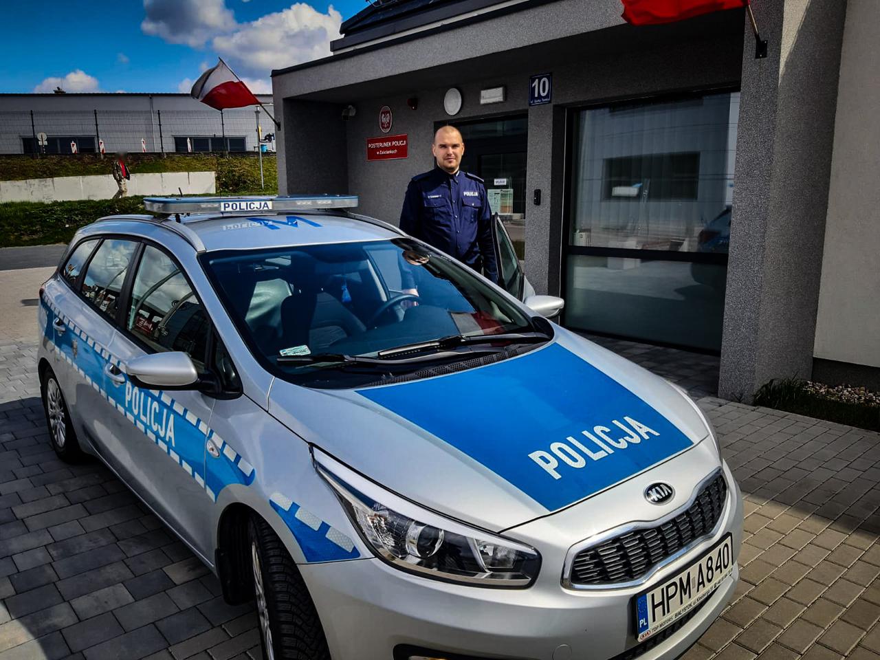 Policjant po służbie wyciągnął zakrwawionego mężczyznę z płonącego auta