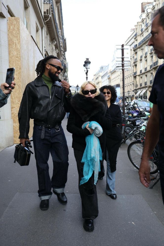 Madonna wybiegła z hotelu! Jej strój zaszokował fanów