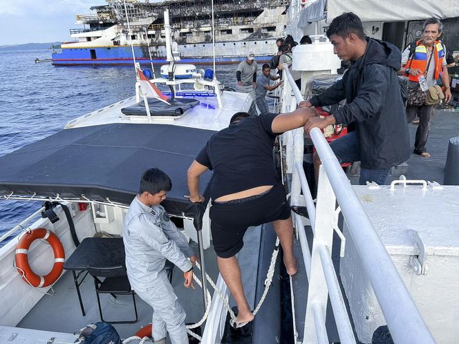 Pożar promu wycieczkowego. Ludzie skakali do wody, wszystko się nagrało! "Pomocy, płoniemy na morzu"