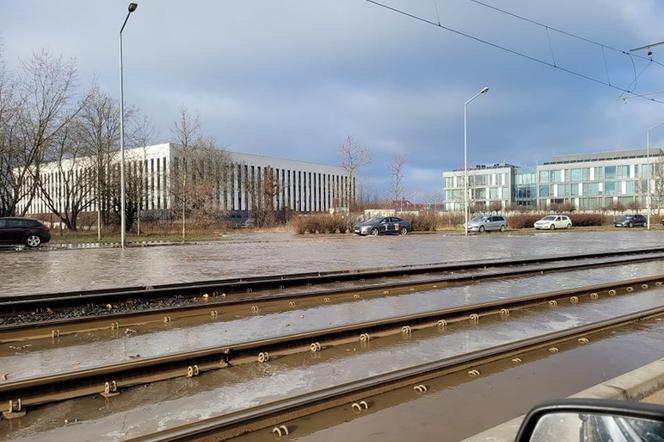 Ulica Jana Pawła II w Poznaniu pod wodą! Utrudnienia w ruchu! 