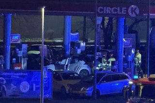  Warszawa: Samochód staranował stację benzynową na Radzymińskiej. Ewakuacja, są ranni