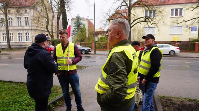 Protest rolników 4 kwietnia w Olsztynie. Strajkujący zostawili ministrowi Kulaskowi butelkę z nawozem