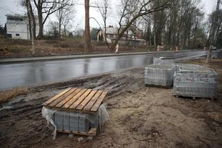 Elegancki chodnik przy luksusowym domu Andrzeja i Agaty Dudów 