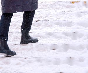 Zanim wyjdziesz z domu przyklej to do butów! Dzisiaj lepiej bez tego nie wychodzić. Sprytny sposób na lepszą pyczepność butów. Nie będą ślizgały się na mrozie