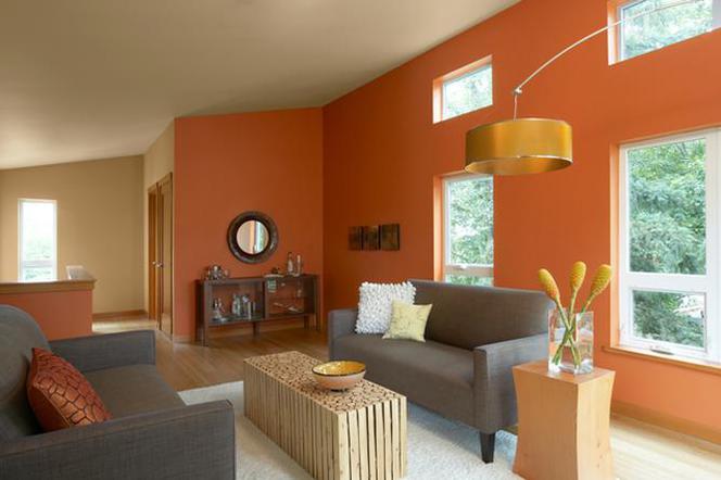 Pomarańczowe ściany w salonie