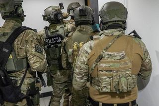 CBŚP pod Świeciem. Mieszkańcy słyszeli wielki huk, widzieli ludzi spuszanych na linach ze śmigłowców