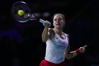 Magda Linette przegrała z Lucią Bronzetti! Polska w bardzo trudnej sytuacji w półfinale BJK Cup!