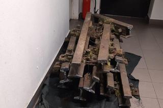 Pocięli szyny kolejowe i zapakowali do auta. Długo nie nacieszyli się łupem