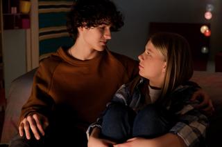 	M jak miłość odc. 1804. Lenka (Olga Cybińska), jej chłopak Grzesiek (Borys Wiciński)