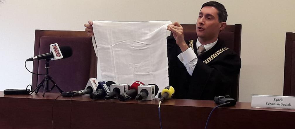 Dwie chusty zaszyte w ciele pacjenta. Lekarz niewinny!
