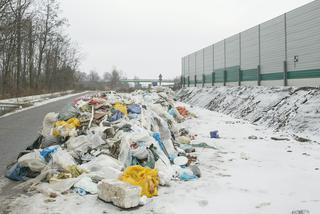 Nielegalne wysypiska na budowie obwodnicy. Tony śmieci zalewają okolice Warszawy