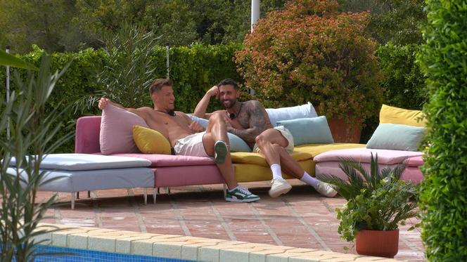 Love Island 9: Adrian zalicza kolejny upadek. Widzowie nie mają litości