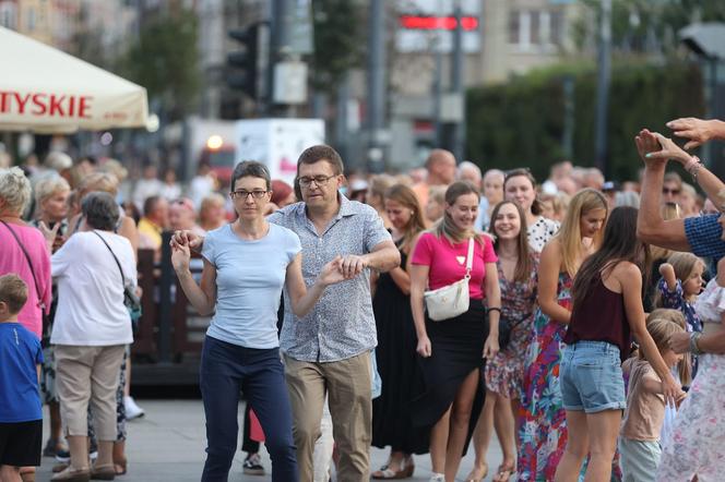 Potańcówki przed Teatrem Śląskim w Katowicach. "Roztańczony Wyspiański" porwał tłumy