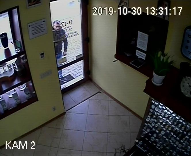 Napad na sklep jubilerski w Szubinie! Policja ściga tych mężczyzn [ZDJĘCIA] 