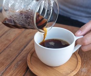 Ta kawa bije na głowę tradycyjną. Schudniesz, poprawisz cerę i pożegnasz nieprzespane noce