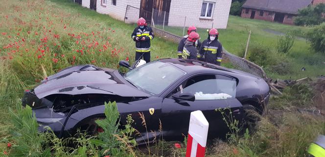Ferrari rozbite na drodze krajowej nr 45 w Gaszynie 