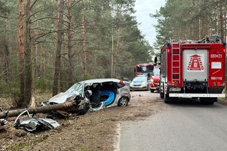 Poważny wypadek pod Wyszkowem. Kierowca wjechał prosto w drzewo