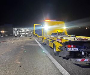Wypadek na autostradzie A1. Dachował dostawczak