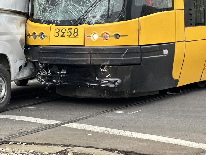 Tramwaj uderzył w busa na Annopolu. Poważny wypadek, motorniczy ranny