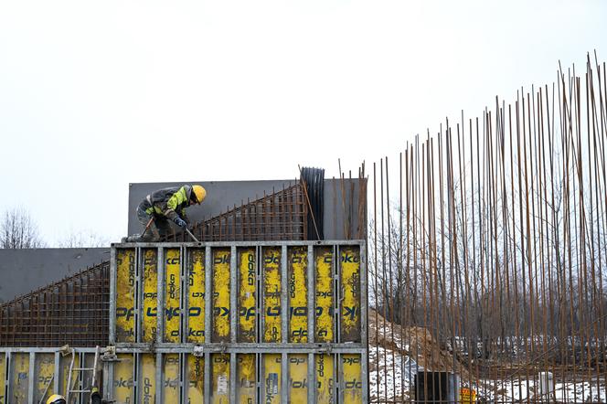 Jak idą prace przy budowie wiaduktu kolejowego w Rudnej Małej. Zobaczcie zdjęcia!  