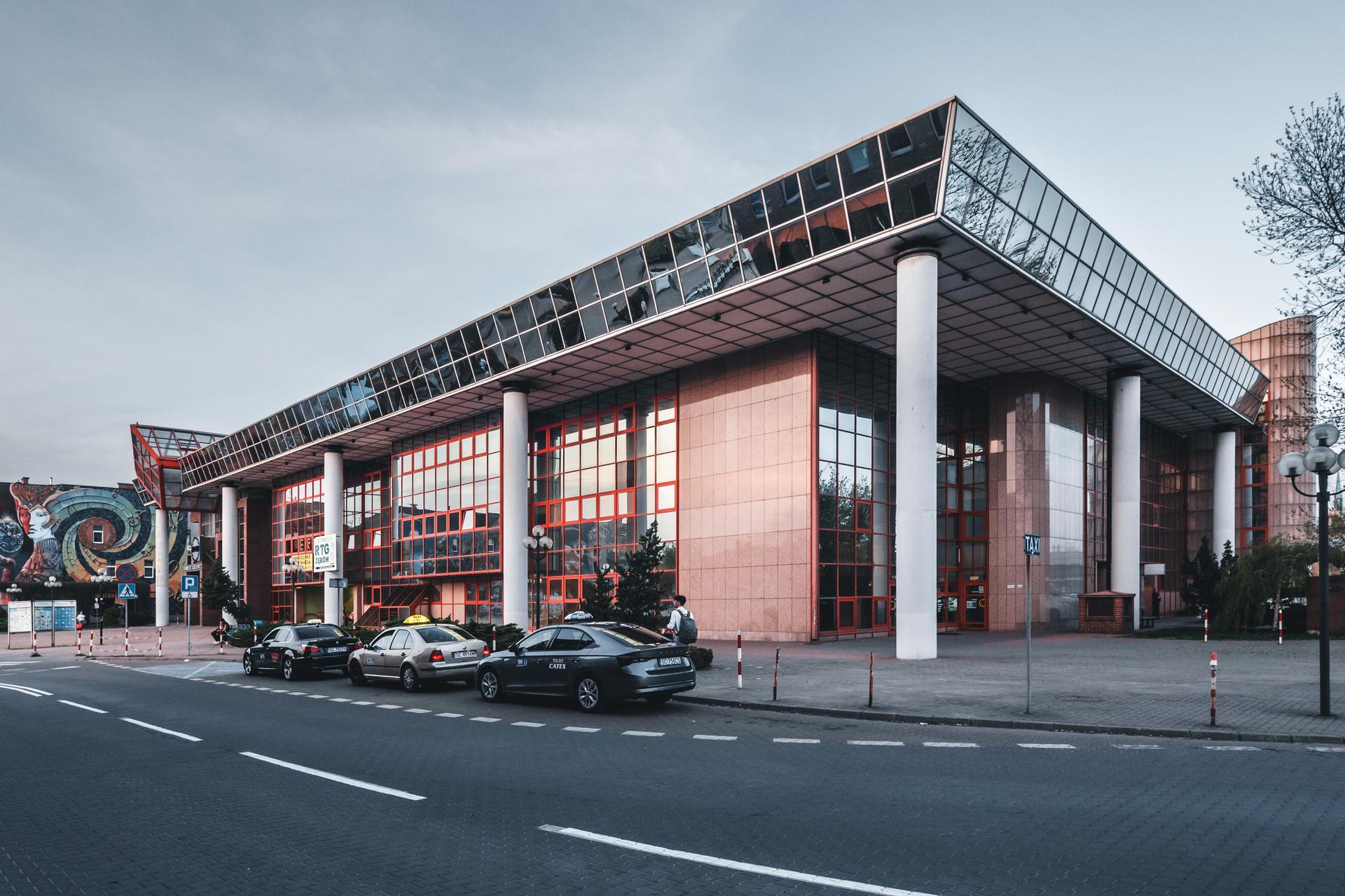 Dworzec kolejowy w Częstochowie - zdjęcia. Tak dziś wygląda ikona lat 90. 