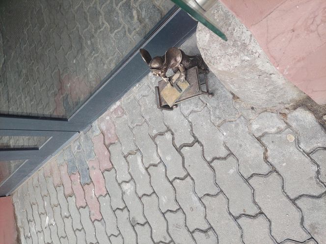 Myszka Molly jako zapracowany szklarz. Kolejna figurka z brązu stanęła, a właściwie usiadła za warsztatowym stołem przy bydgoskiej ulicy