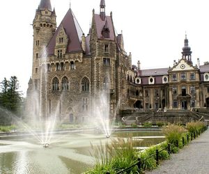 Zamek niczym z bajki rzut beretem od Katowic