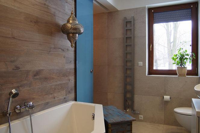 Drewno na ścianie w łazience