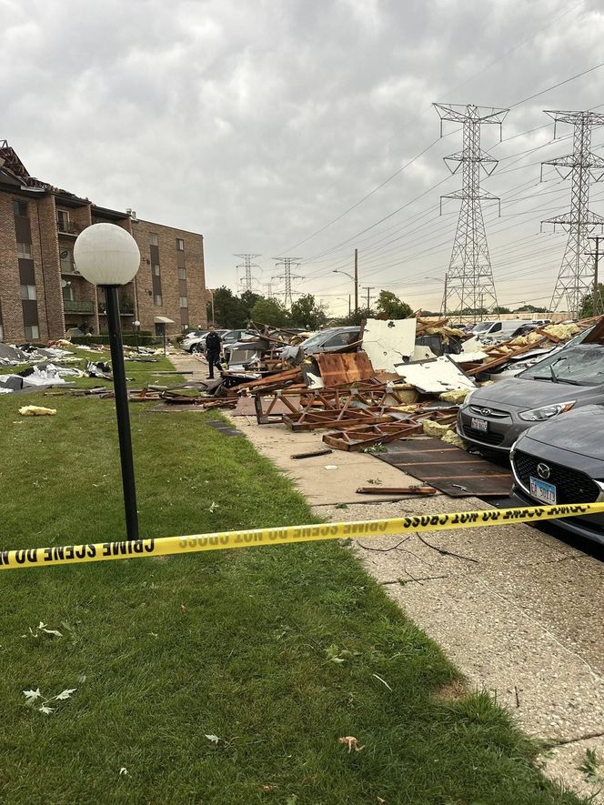 Wichura zerwała dach budynku pod Chicago
