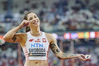 Zmysłowe zdjęcie Ewy Swobody trafiło do sieci. 26-letnia biegaczka niczym miss mokrego podkoszulka. Opadły nam szczęki