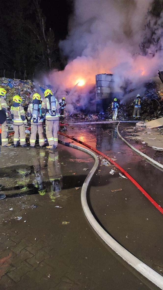 Nocny pożar składowiska odpadów w Czechowicach-Dziedzicach