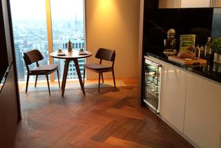 Stolik kawowy przy oknie w nowoczesnym apartamencie