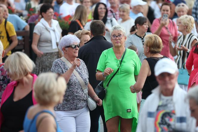 Potańcówka przed teatrem w Katowicach