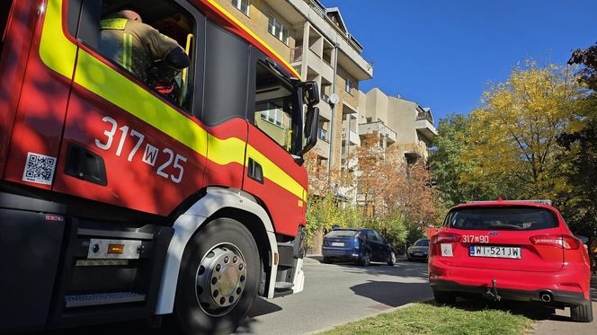 Strażacy monitorowali uszkodzenia bloku podczas wyburzania biurowca