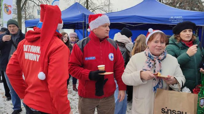 Ubieranie miejskiej choinki w Lesznie