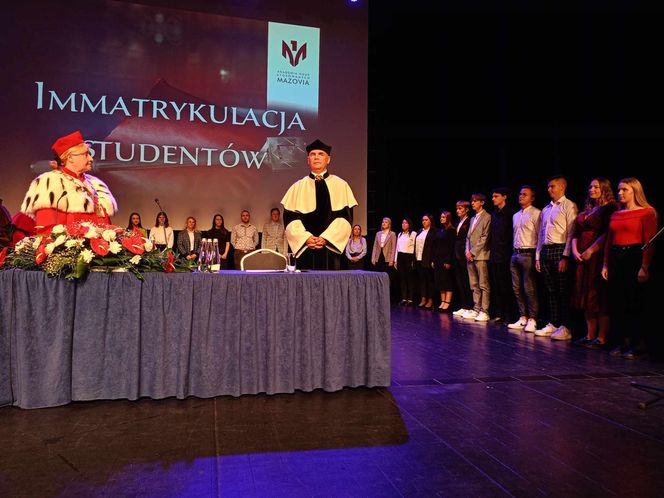 Podczas uroczystej ceremonii inauguracji nowego roku akademickiego 2024/2025 odbyła się tradycyjna immatrykulacja studentów i studentek pierwszego roku.