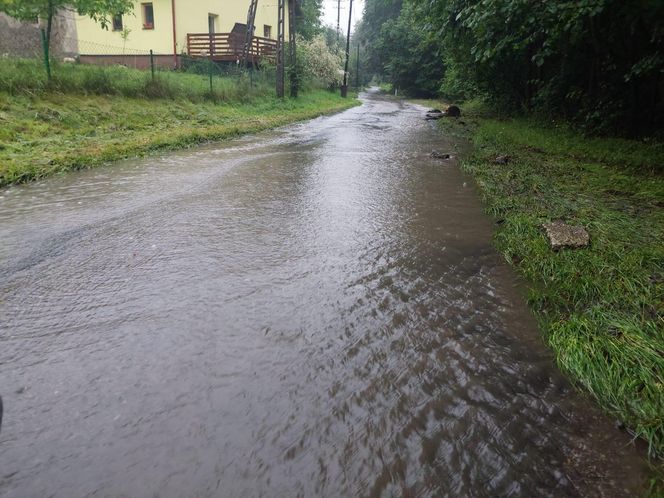 Zalane ulice i posesje. Trudna noc w gminie Goleszów w powiecie cieszyńskim