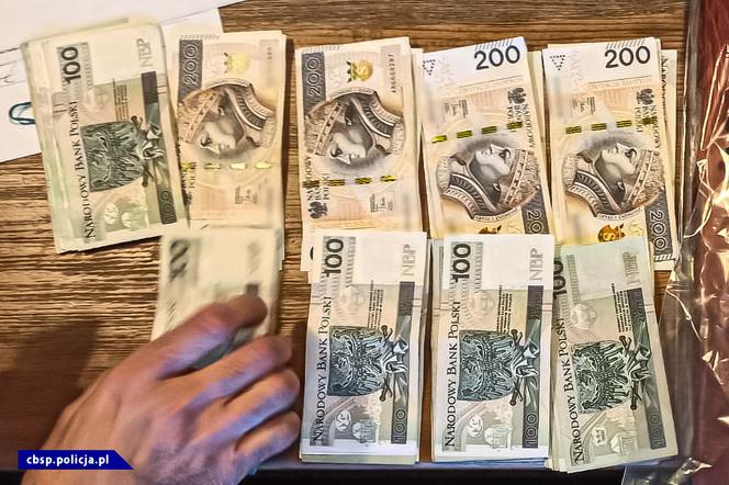 "Paszporty Covidowe" sprzedawali już za 1 tys. złotych. Gang rozbity [ZDJĘCIA]