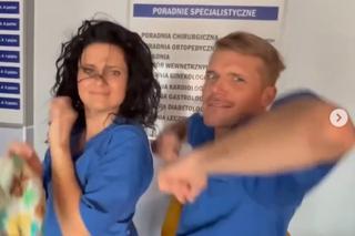 Na dobre i na złe na planie. Maks Beger (Tomasz Ciachorowski), pielęgniarka Asia (Joanna Pach-Żbikowska)